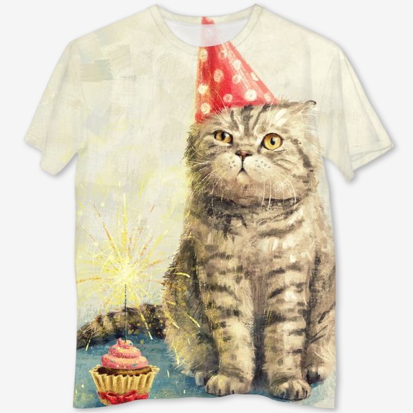 Футболка с полной запечаткой «День рождения кота, недовольный полосатый британец с праздничным кексом. Забавная прикольная открытка, смешной котик»